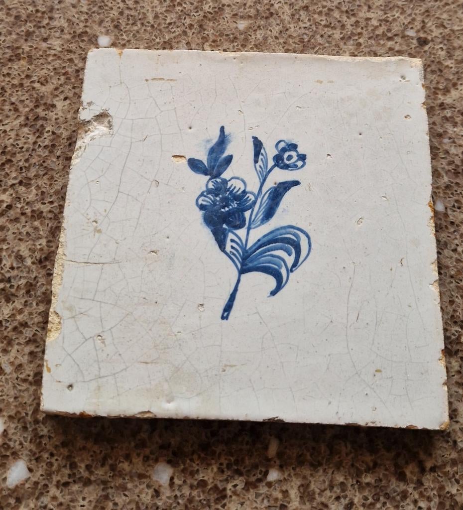 Antieke 17e eeuwse tegel met bloemmotief, Ophalen of Verzenden