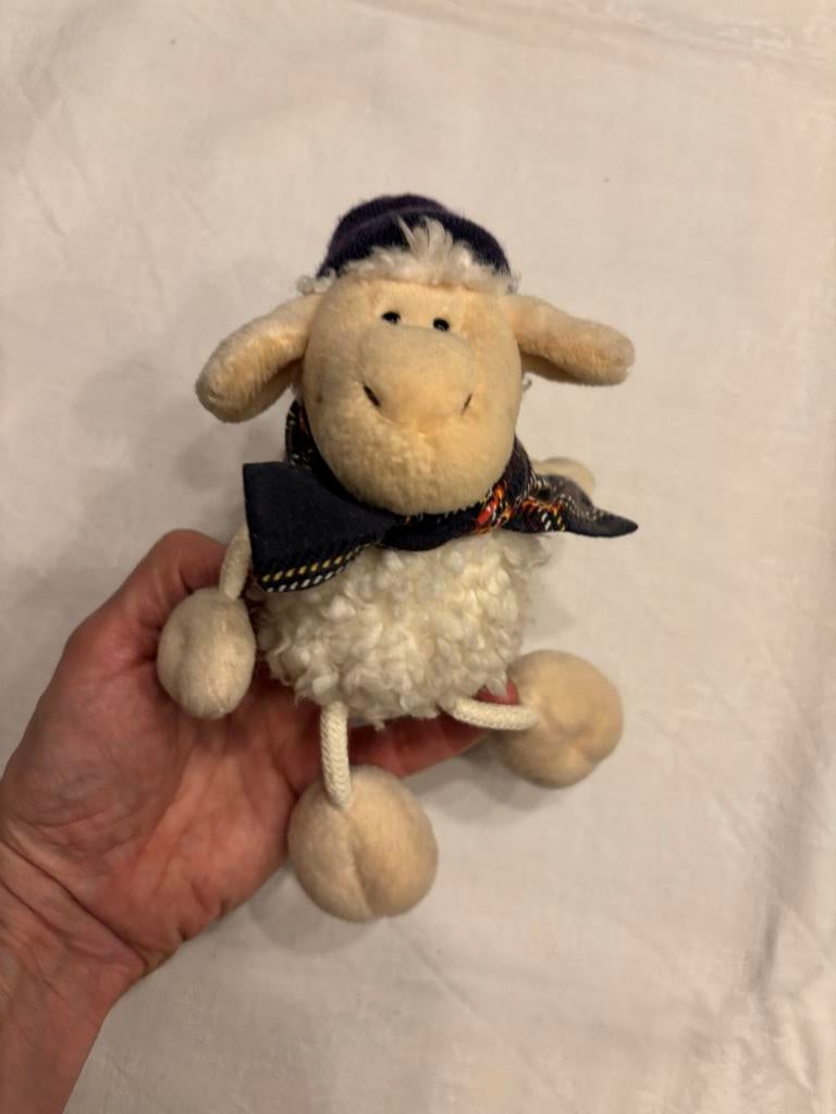 Schattig Nici schaapje wit lammetje met muts en sjaal!, Ophalen of Verzenden, Zo goed als nieuw, Overige typen