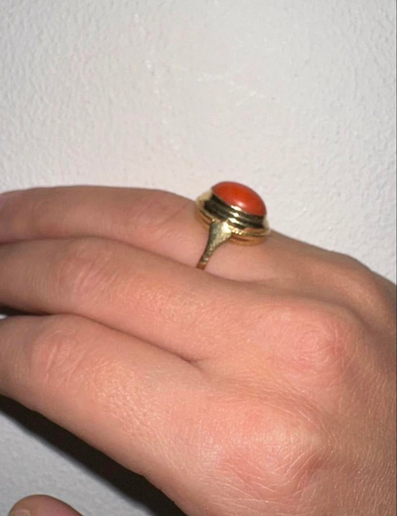 Gouden ring met bloedkoraal, Gebruikt, Ophalen of Verzenden, 17 tot 18, Met edelsteen