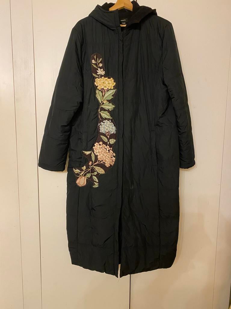 Lange zwarte winterjas met applicaties, maat 46-48, Kleding | Dames, Grote Maten, Ophalen of Verzenden, Gedragen, Zwart, Jas of Mantel