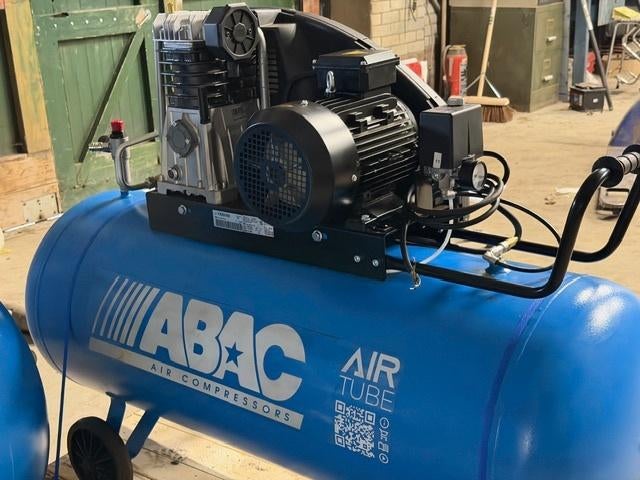 abac compressor 4 kw 11 bar, Doe-het-zelf en Verbouw, Compressors, Zo goed als nieuw, 10 bar of meer, 100 liter of meer, 400 tot 800 liter/min