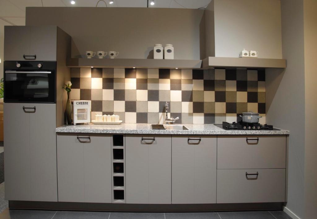 Rechte keuken in Taupe kleur. NIEUW!, Huis en Inrichting, Keuken | Complete keukens, Ophalen, Nieuw, Overige kleuren, Graniet of Steen
