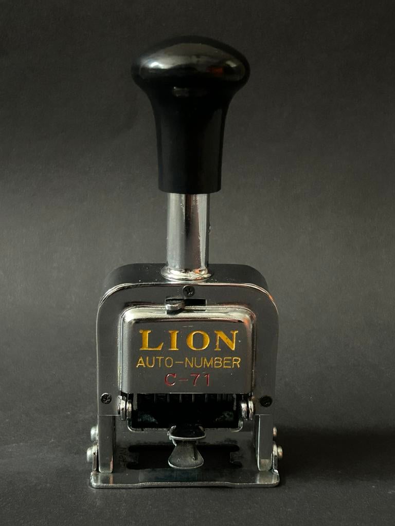 Vintage Nummerstempel, Lion Auto-Number C-71, Ophalen of Verzenden