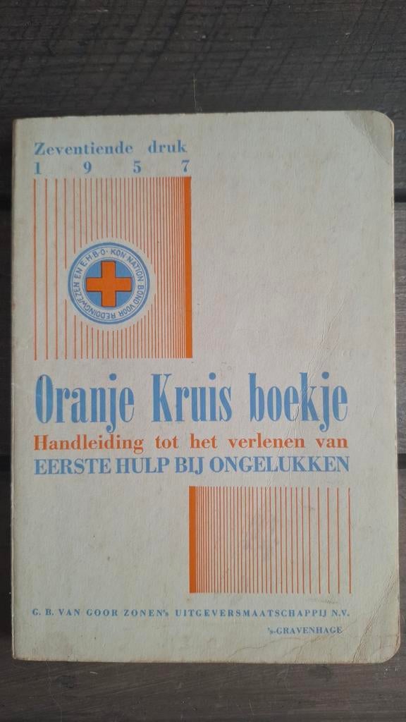 EHBO boekje van het oranje kruis 1957 van uitgeverij v. Goor, Ophalen of Verzenden, Gelezen