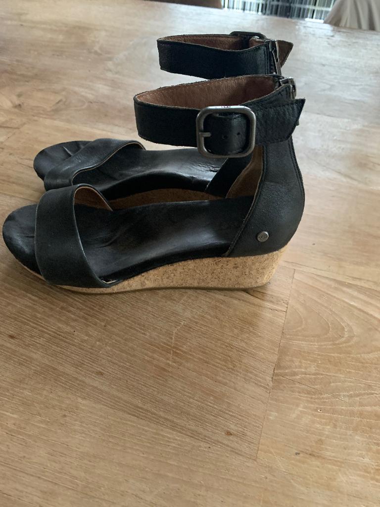 Ugg sandaal zwart met sleehak maat 39, Kleding | Dames, Schoenen, Ophalen, UGG, Zwart, Sandalen of Muiltjes
