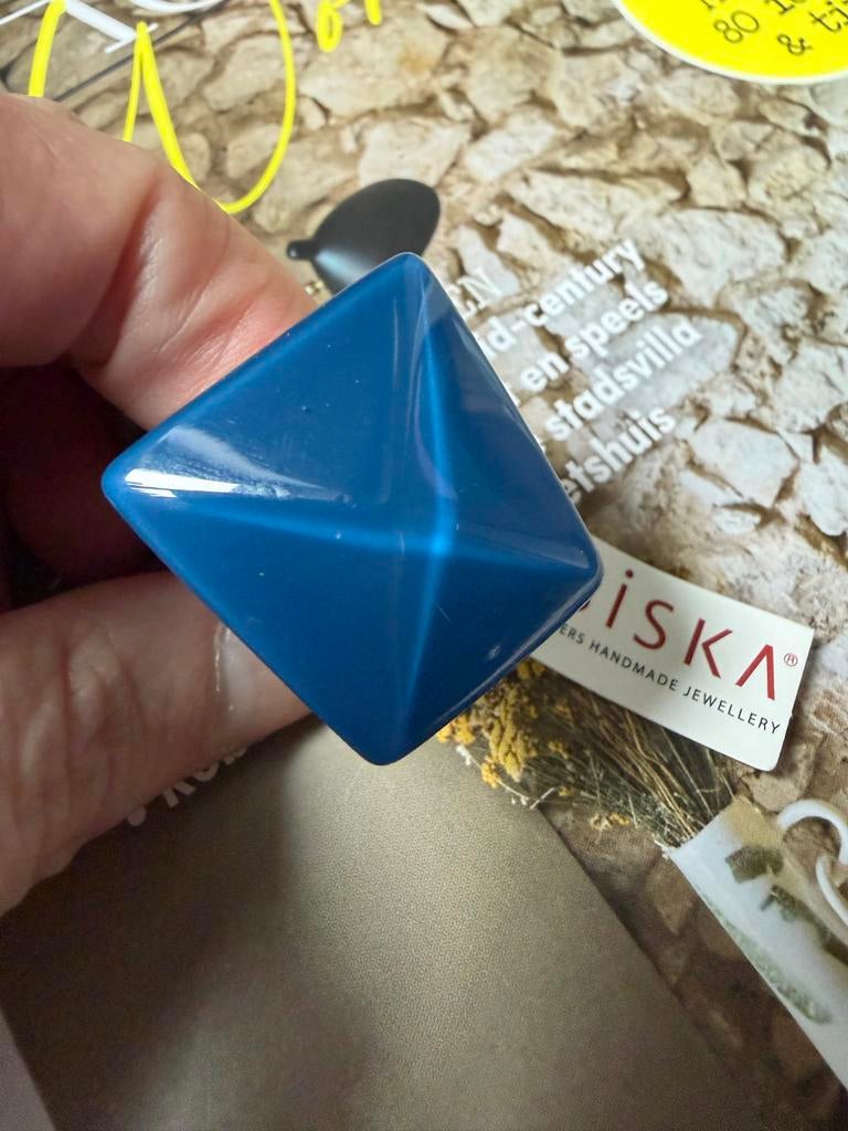 Zsiska Ring - Blauw Kunststof, Kunststof, Zo goed als nieuw, 17 tot 18, Dame