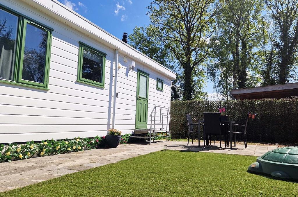 Vakantiehuisje Drenthe te koop | Eigen grond & zelf verhuur, In bos, Speeltuin, 2 slaapkamers, Landelijk
