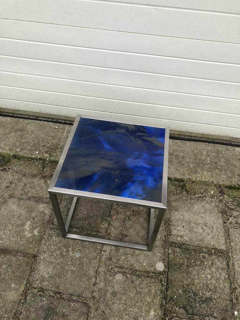 Mooi hand gemaakte epoxy bijzettafel met rvs frame, 45 tot 60 cm, Overige materialen, Minder dan 55 cm, Vierkant