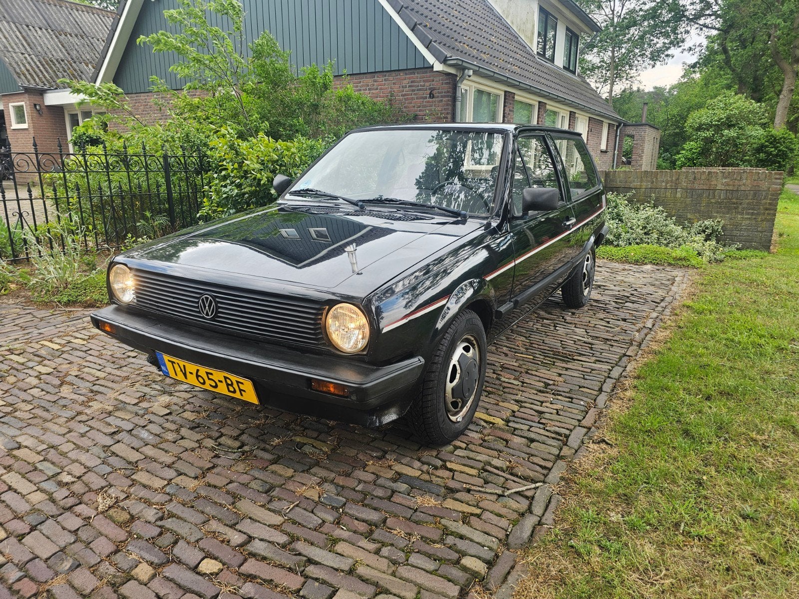 Volkswagen Polo 1.0 HB K6 1988 Zwart nieuw apk, Auto's, Volkswagen, Voorwielaandrijving, 735 kg, 4 cilinders, Zwart