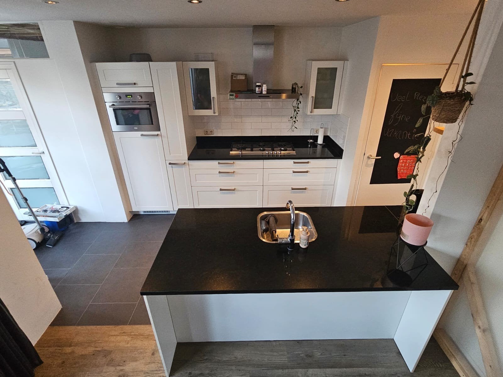 Moderne witte keuken zwart granieten blad eiland, Ophalen, Gebruikt, Wit, Graniet of Steen