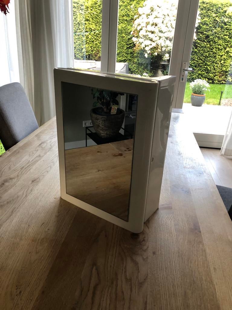 EHBO kastje met spiegel. Nog heel netjes!, Ophalen, Zo goed als nieuw