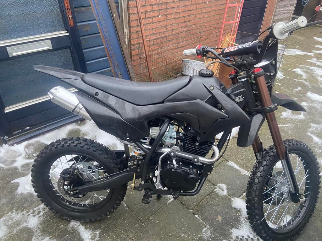 Zwarte kxd 150cc crossmotor gloed nieuw, Fietsen en Brommers, Brommers | Crossbrommers, Ophalen, Zo goed als nieuw, Overige merken