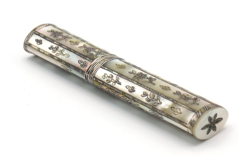 Parelmoer met zilveren naaldenkoker, Frankrijk 18e eeuw., Ophalen of Verzenden, Zilver