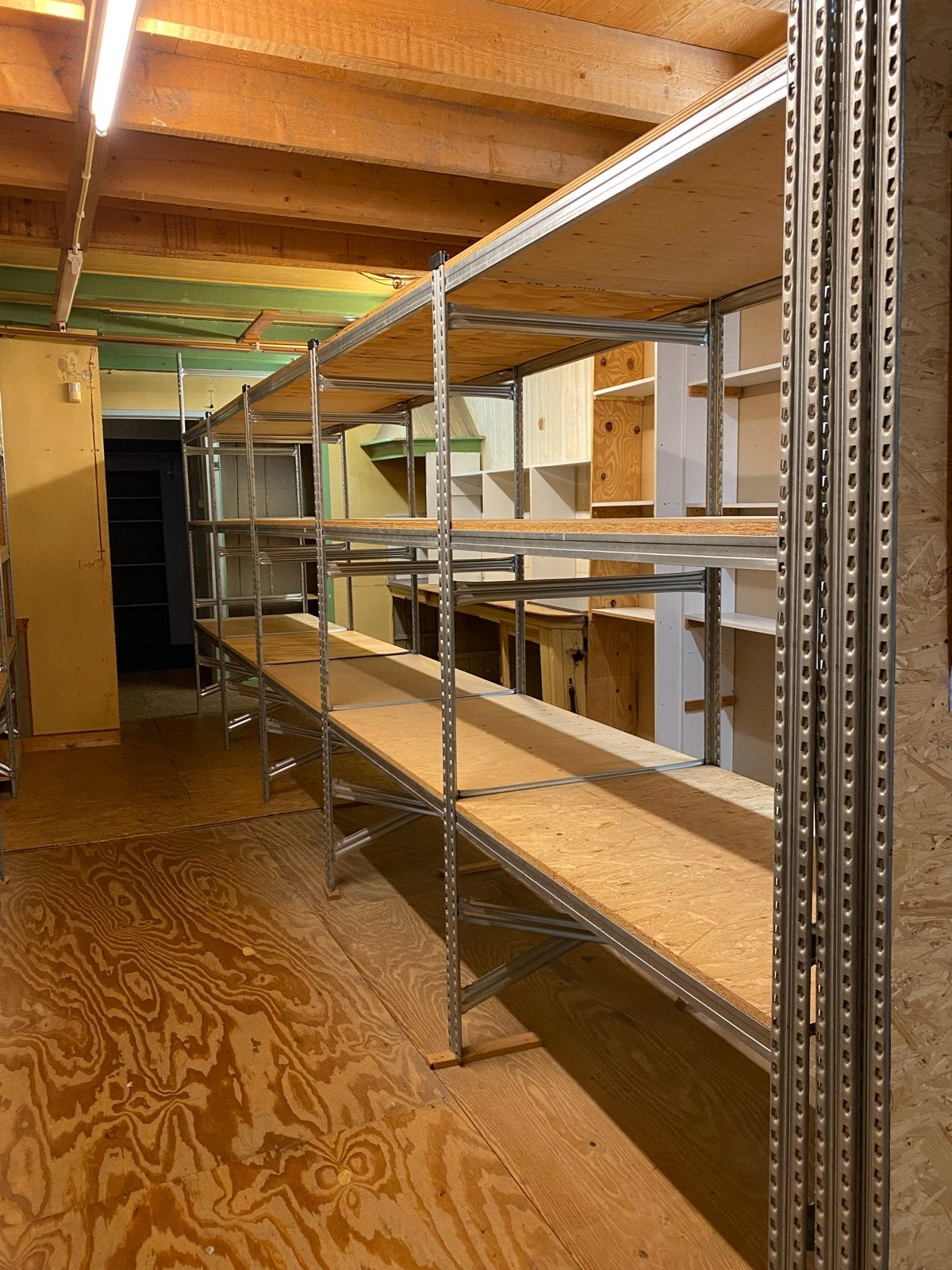 Stevige metalen stelling met houten planken, Ophalen, Gebruikt