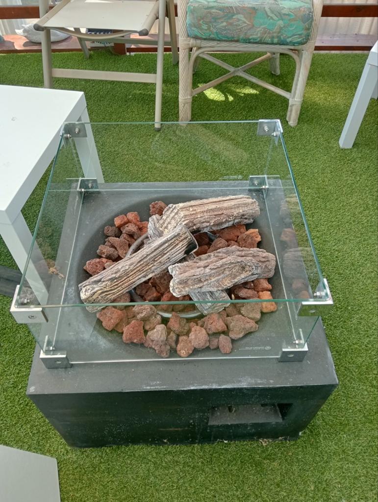 Terrasheater / Vuurtafel met glazen ombouw en houtblokken, Ophalen, Gebruikt