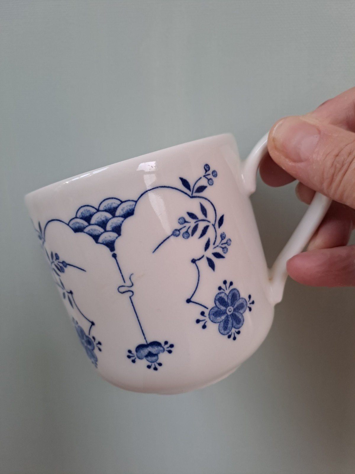 Aardewerk mok wit-blauw, Churchill Finlandia (chip), Huis en Inrichting, Ophalen of Verzenden, Aardewerk, Overige stijlen, Kop(pen) en/of Schotel(s)