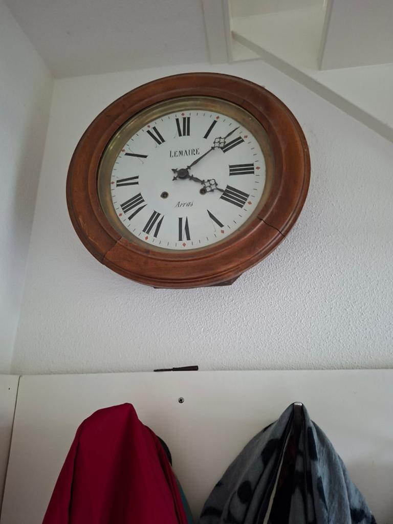 Oude houten schoolklok uit Arras, Huis en Inrichting, Ophalen, Wandklok