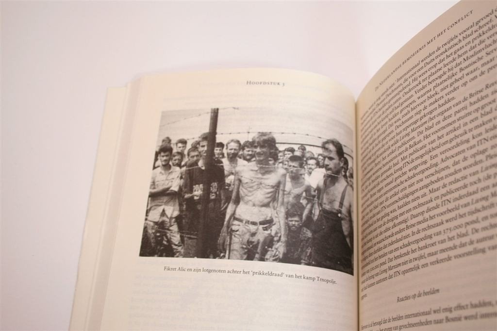 Srebrenica — De Officiële Samenvatting van het NIOD-rapport, Boeken, Ophalen of Verzenden, Gelezen, Europa