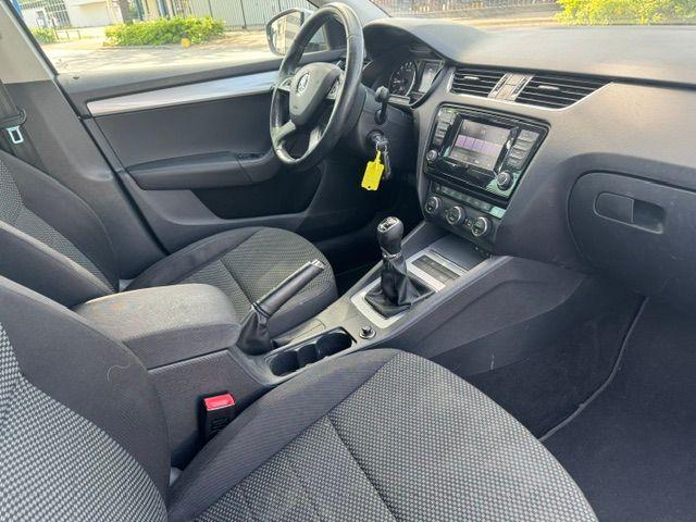 Skoda Octavia Combi 1.6 TDI Greenline Airco/ECC,Cruisecontro, Auto's, Skoda, Voorwielaandrijving, Euro 5, Stof, Zwart