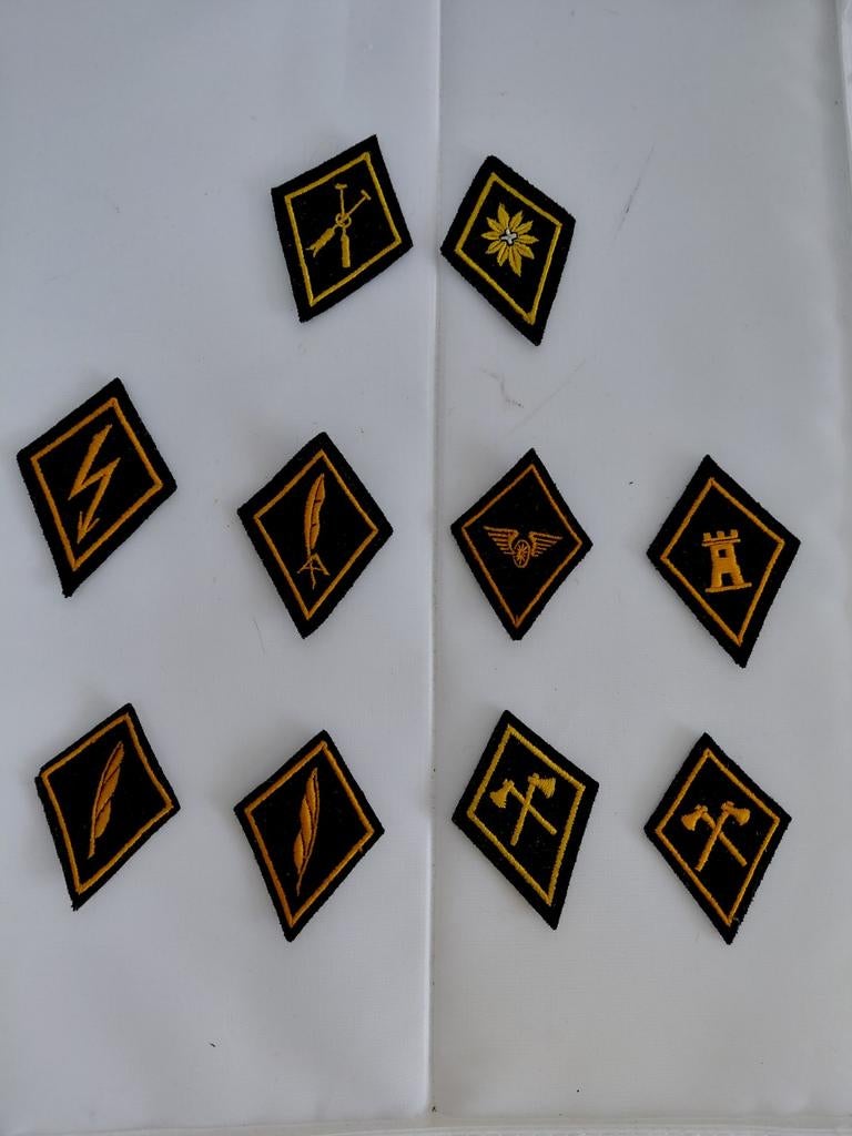 10 zwarte halsemblemen Zwitsers leger, Verzamelen, Ophalen of Verzenden