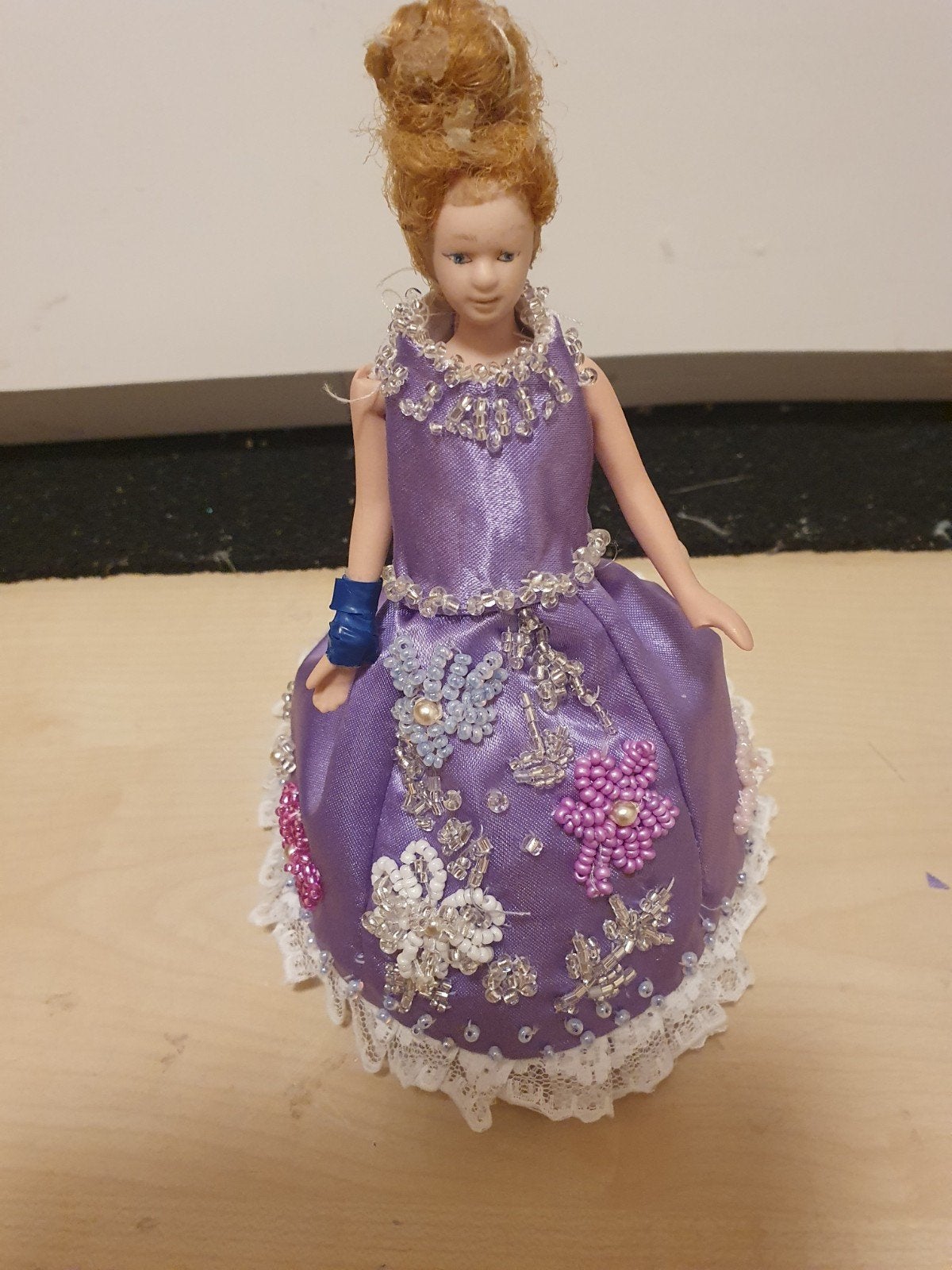 1:12 lila halterjurk met uitlopende rok., Ophalen of Verzenden, Nieuw, Poppenhuis