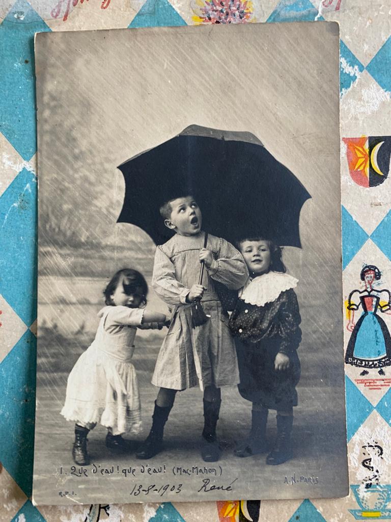 13-8-1903 Onder moeders paraplu (II), Ophalen of Verzenden, Voor 1920, Gelopen, Kinderen