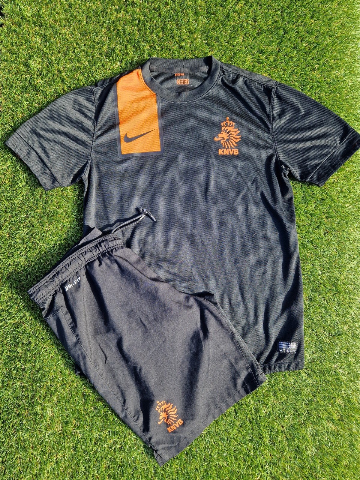 Nederlands elftal tenue shirt + broekje KNVB Oranje 2012., Maat 52/54 (L), Zwart, Nike, Ophalen of Verzenden