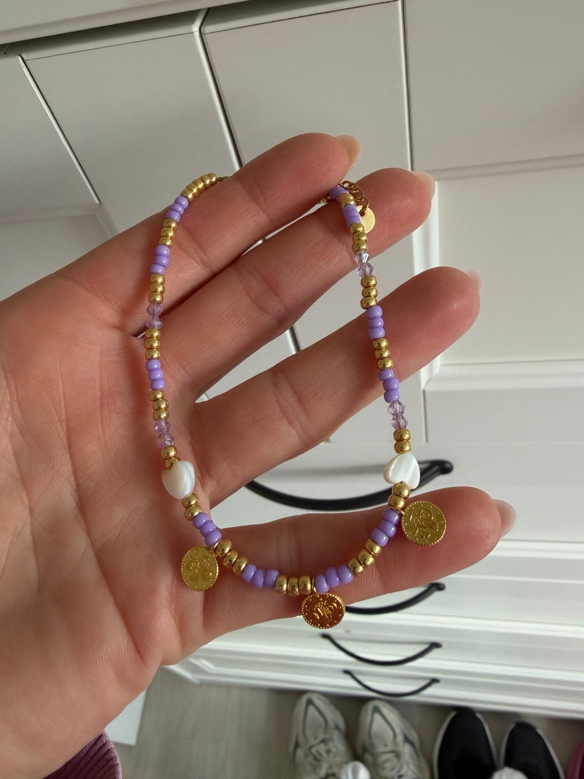 Nieuw enkelbandje met paarse kralen en gouden bedels, Sieraden, Tassen en Uiterlijk, Enkelbandjes en Enkelkettinkjes, Ophalen of Verzenden