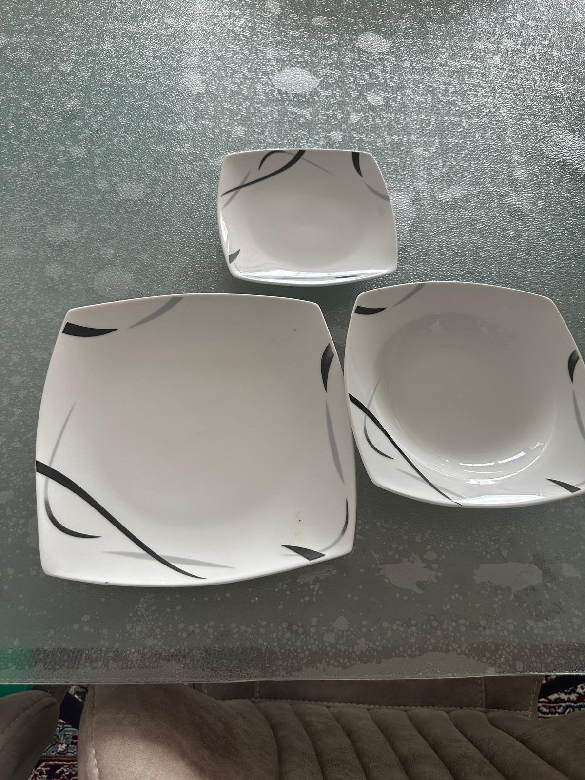 Nieuwe Borden Set - 18 Stuks (6 van elk formaat), Ophalen, Nieuw, Modern, Bord(en)