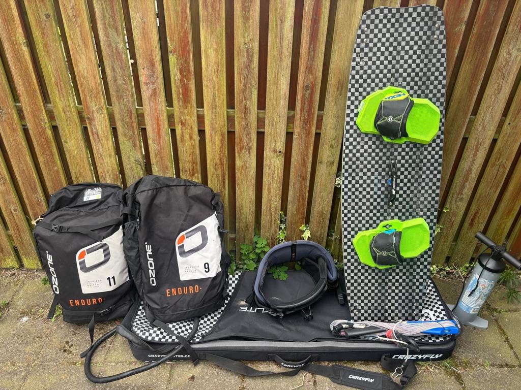 Kitesurf set met 2 Ozone Enduro v4 kites en Crazyfly board, Watersport en Boten, Kitesurfen, Gebruikt, Kitesurf-set, Twintip, 9 m²