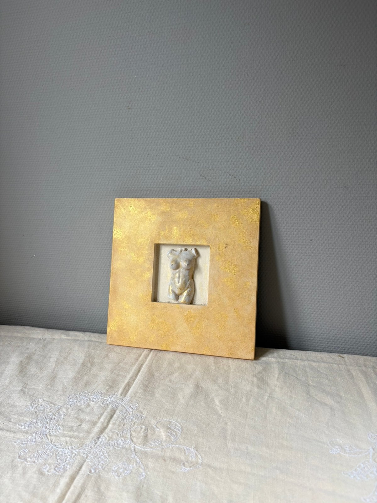 Vintage wandobject hout keramiek ‘FEMALE’ |, Wandsculptuur, Geel, Vintage, Ingelijst