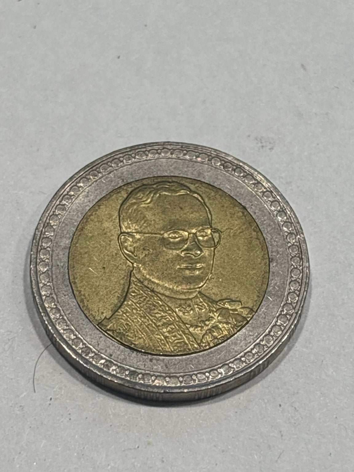 Thailand 10 Baht 1996 – Rama IX Golden Jubilee, Postzegels en Munten, Ophalen of Verzenden, Overige materialen