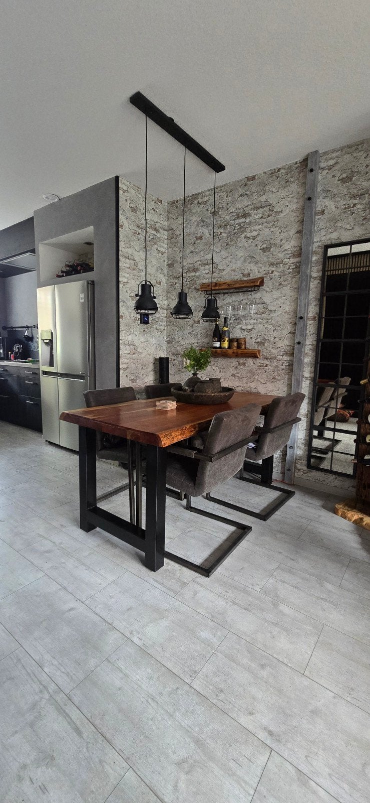 Massief houten boomstam eettafel met 4 stoelen, Overige houtsoorten, Zo goed als nieuw, 150 tot 200 cm, Vier personen