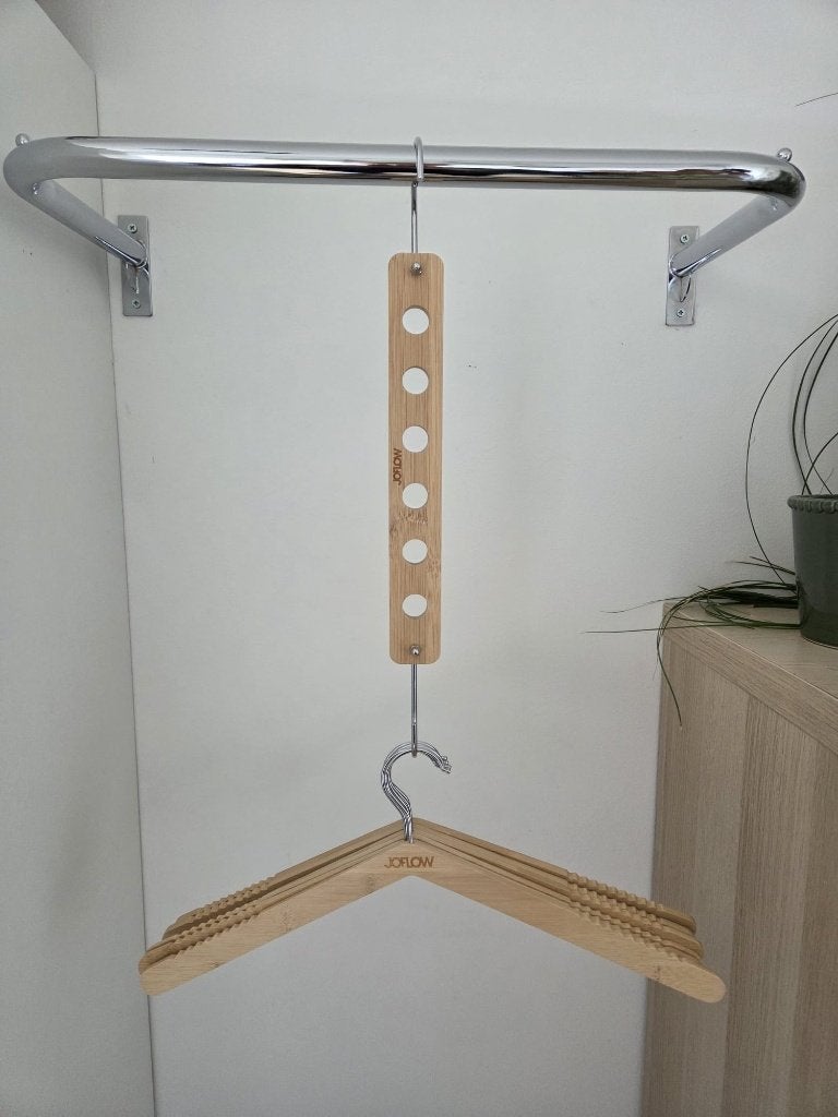 Ruimtebesparende Joflow kledinghanger en broekhanger + stang, Ophalen of Verzenden, Zo goed als nieuw, Hout, Volwassenen