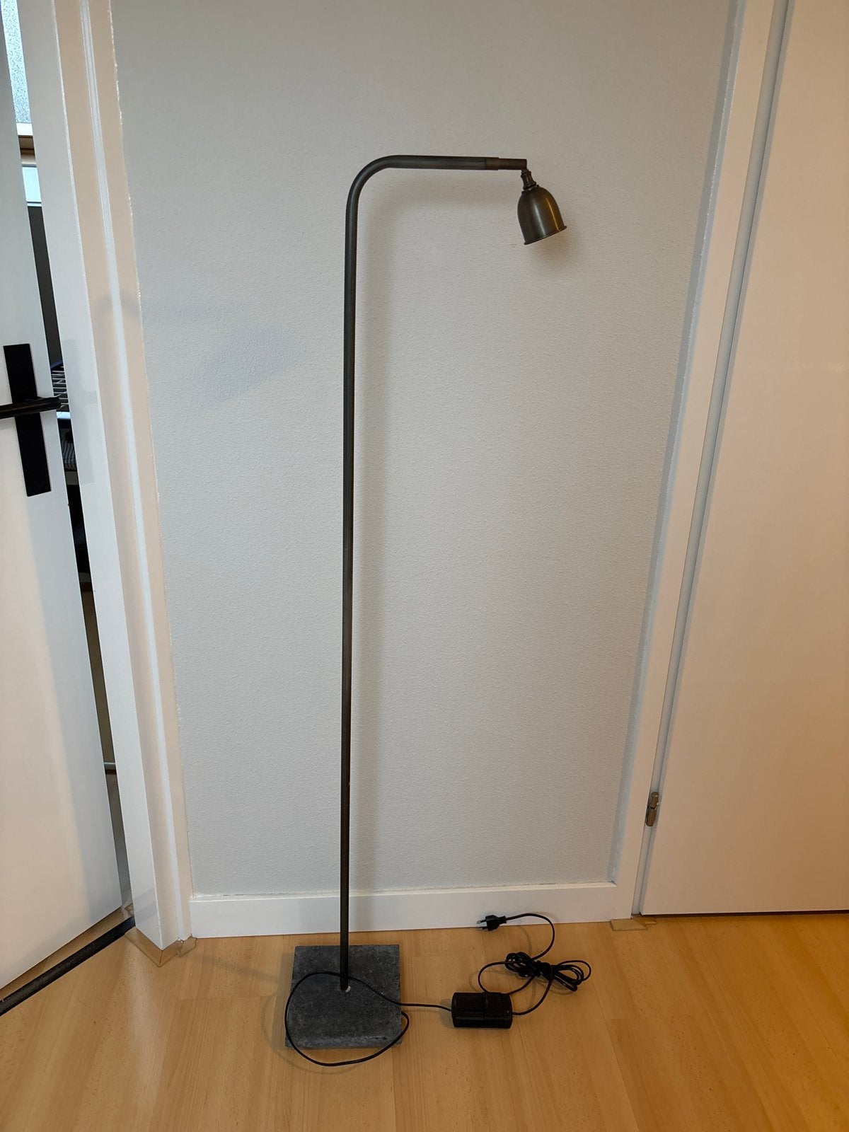 Stijlvolle vloerlamp met metalen kap en stenen voet, Ophalen, Gebruikt, E14 (klein), Metaal