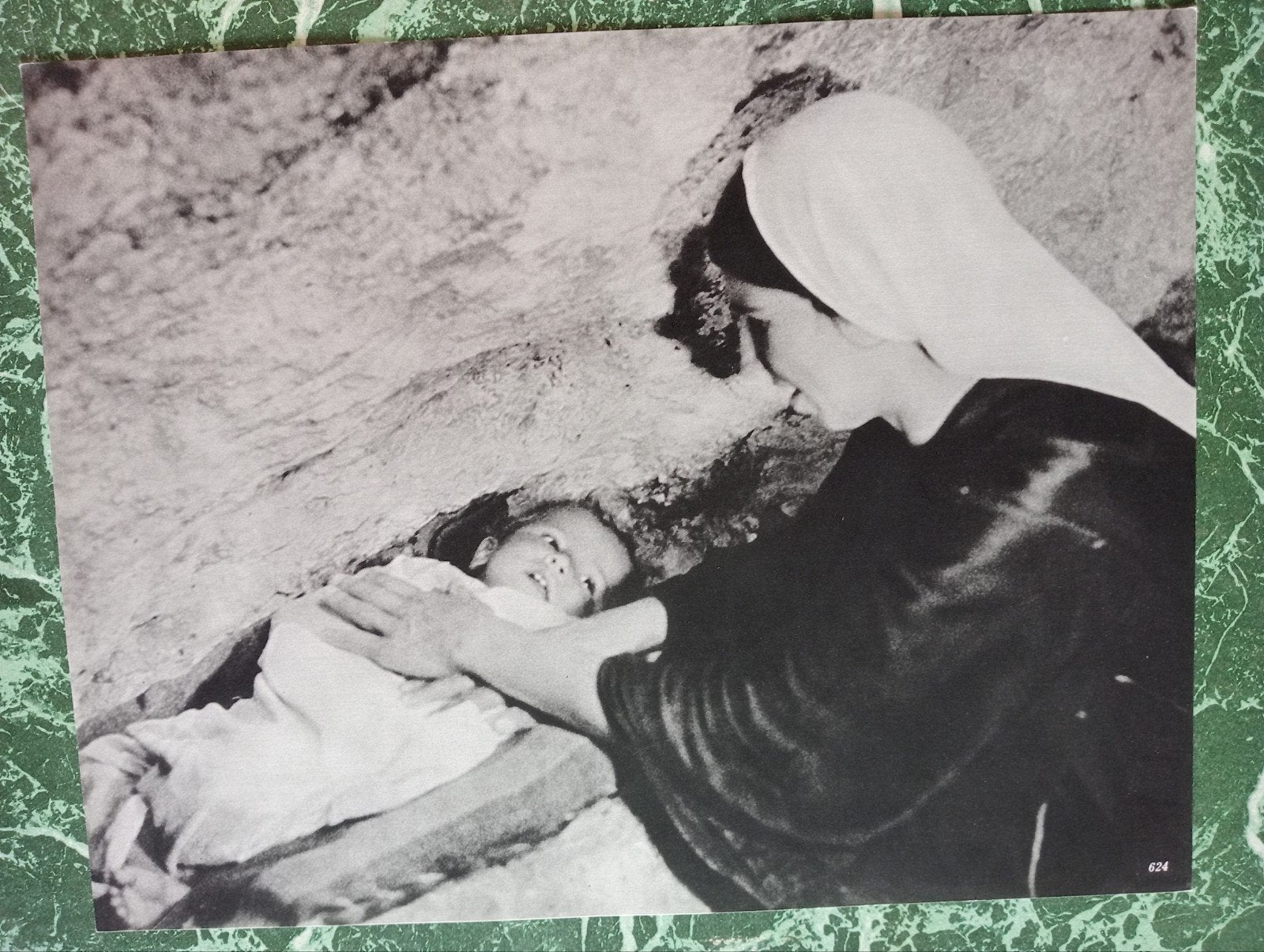 Fotogravure ca 1970 Zuster met baby, Ophalen of Verzenden, 1960 tot 1980, Gebruikt