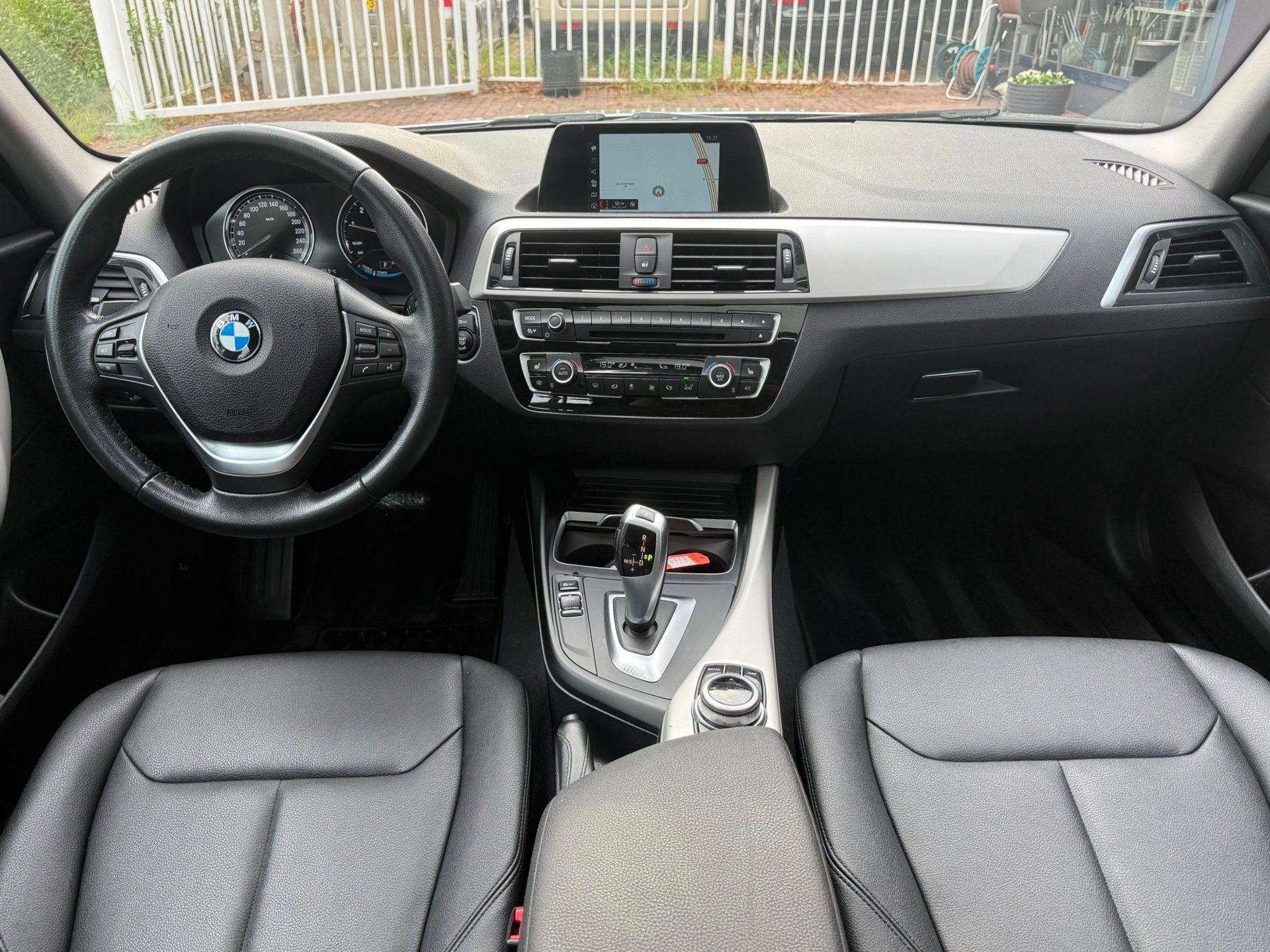 BMW 1-serie 118i High Executive | Dakraam | Leder | LED, Auto's, Dealer onderhouden, Gebruikt, Bedrijf, 650 kg