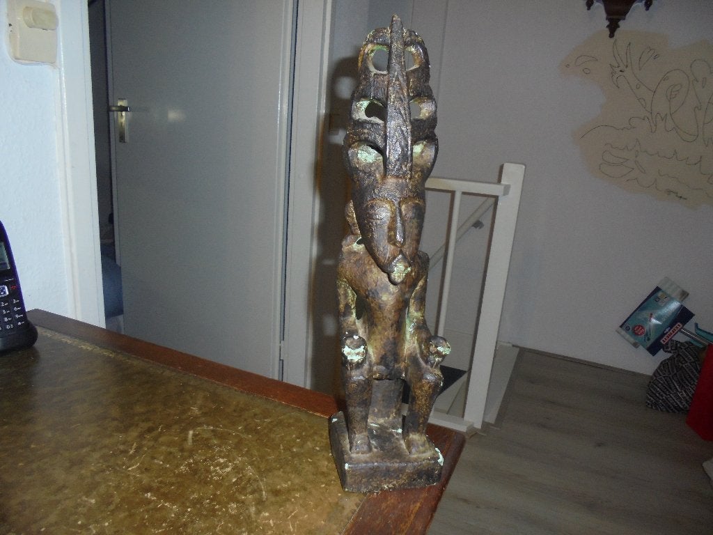hout beeld zittende  man  met bakjes in zijn handen, Ophalen of Verzenden