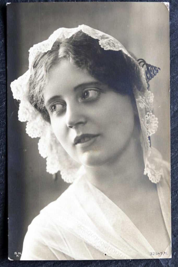 Met haar kanten mutsje is deze jonge dame een plaatje, Verzenden, Voor 1920, Ongelopen, Overige thema's