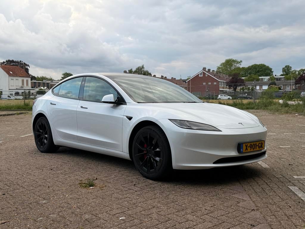Te koop! Mooie Tesla Model 3 2023 Wit, Auto's, Automaat, Verblindingsvrij grootlicht, Zwart, 1736 kg
