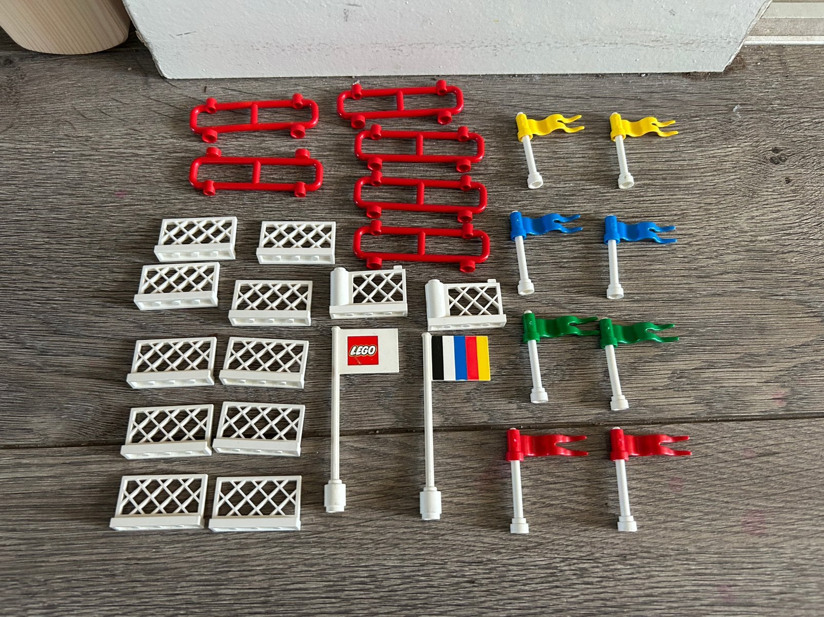 Lego Classic Town 6316 Flags and Fences (2), Gebruikt, Lego, Ophalen of Verzenden, Losse stenen