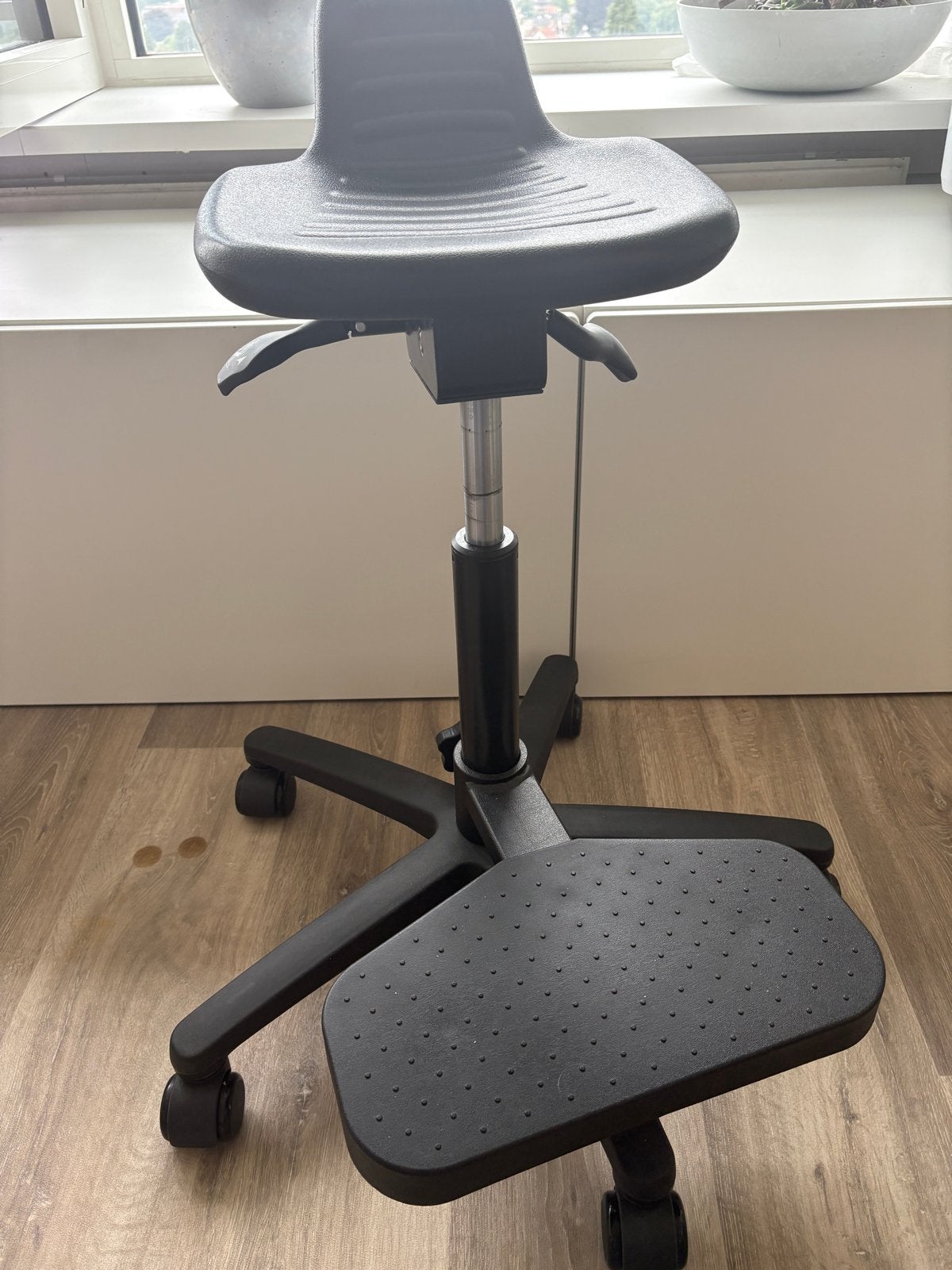 Zwarte ergonomische bureaustoel met voetensteun, Huis en Inrichting, Bureaustoelen, Zo goed als nieuw, Bureaustoel, Zwart, Ergonomisch