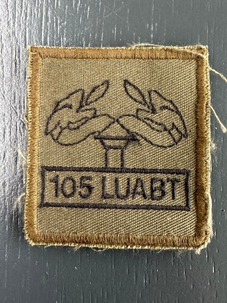 KL borstembleem 105 LUABT, Ophalen of Verzenden, Landmacht, Nederland, Embleem of Badge