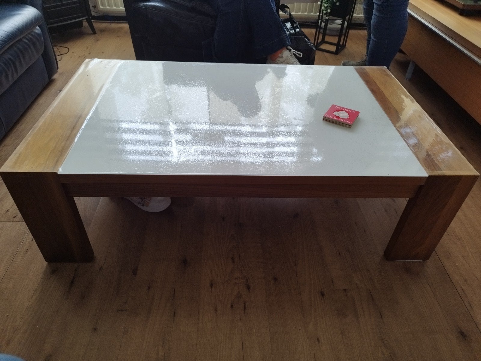 Salontafel met wit blad en houten frame, Huis en Inrichting, Tafels | Salontafels, Gebruikt, Overige materialen, 100 tot 150 cm