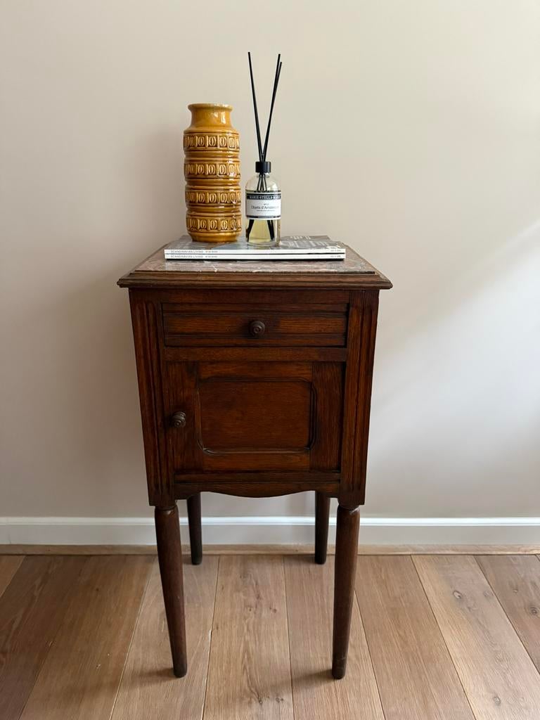 Vintage houten nachtkastje of bijzetkastje met marmerblad, Antiek en Kunst, Antiek | Meubels | Kasten, Ophalen