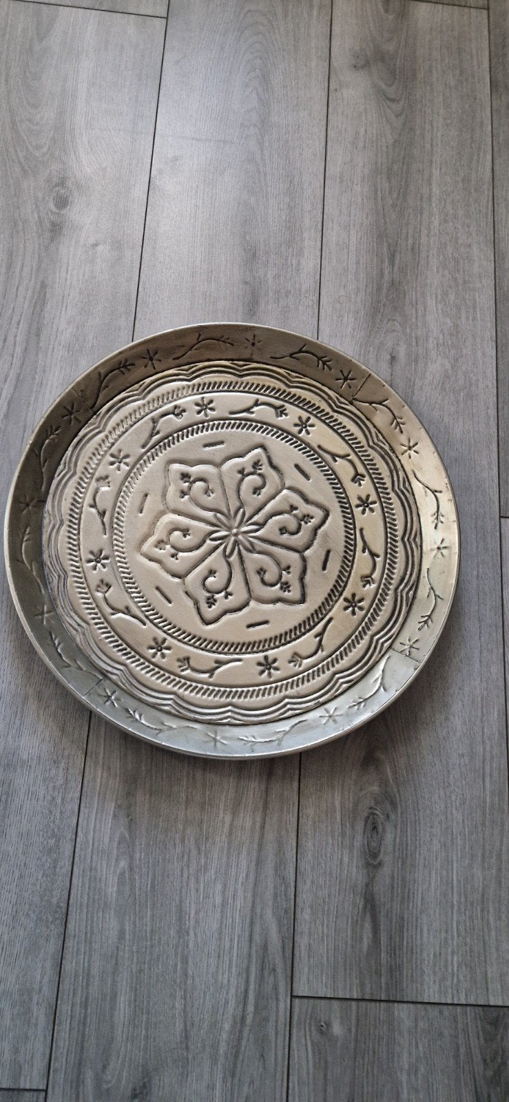 Groot aluminium dienblad met decoratieve rand, Huis en Inrichting, Ophalen, Gebruikt, Decoratieve rand, Rond
