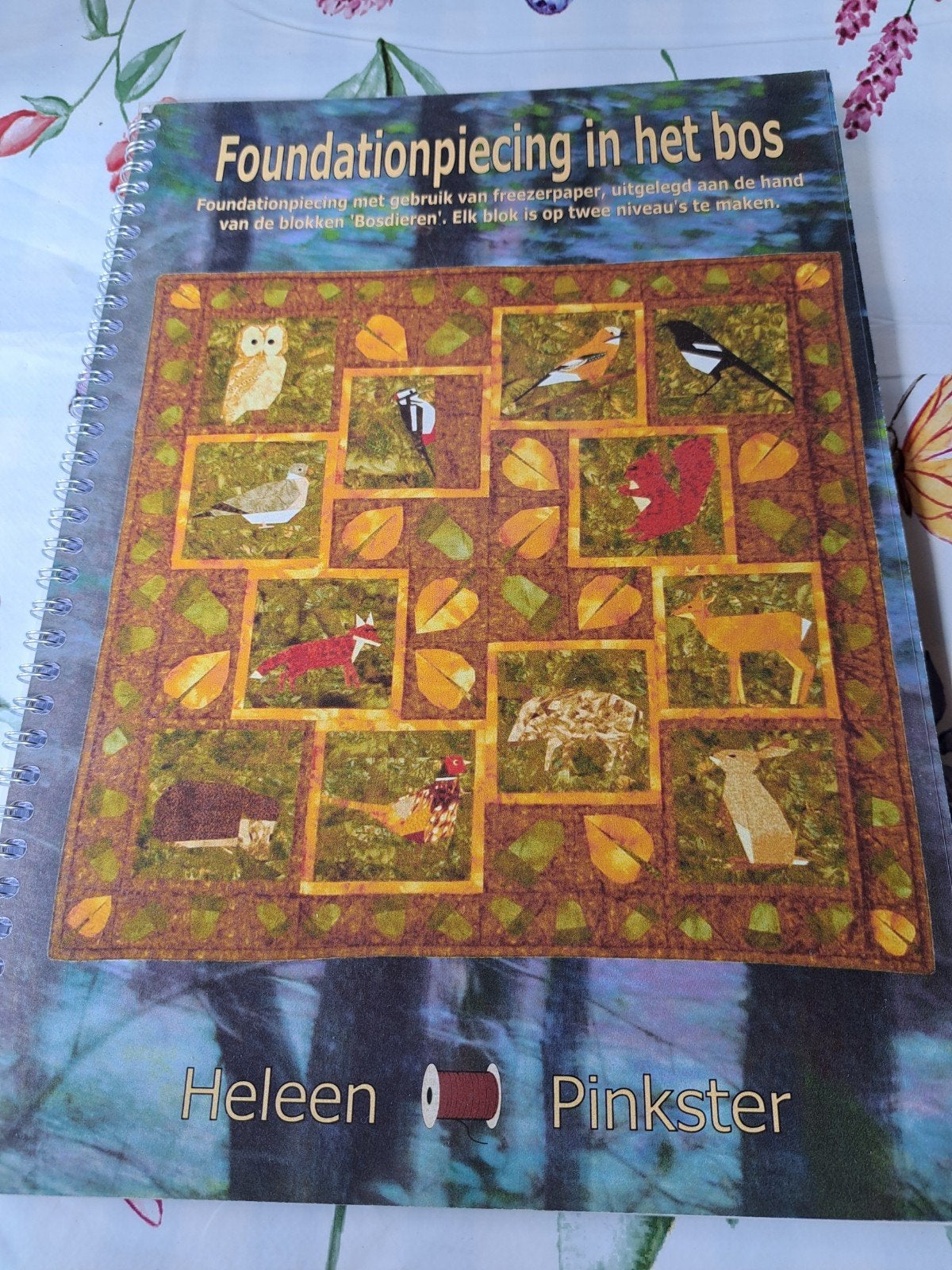 Y: Foundationpiecing in het bos - naaiboek, Ophalen of Verzenden, Zo goed als nieuw, Borduren en Naaien, Heleen Pinkster