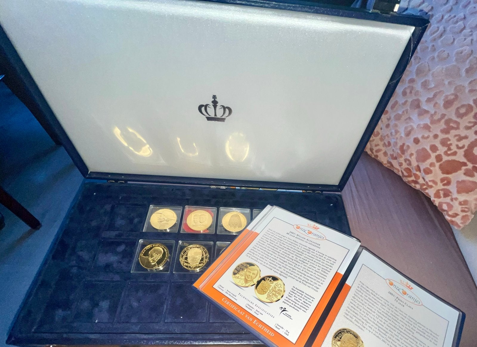 Onze Oranjes - 8 Penningen+kist + certificaten Brons Verguld, Ophalen of Verzenden, Nieuw, Nederland, Postzegel(s) of Munt(en)