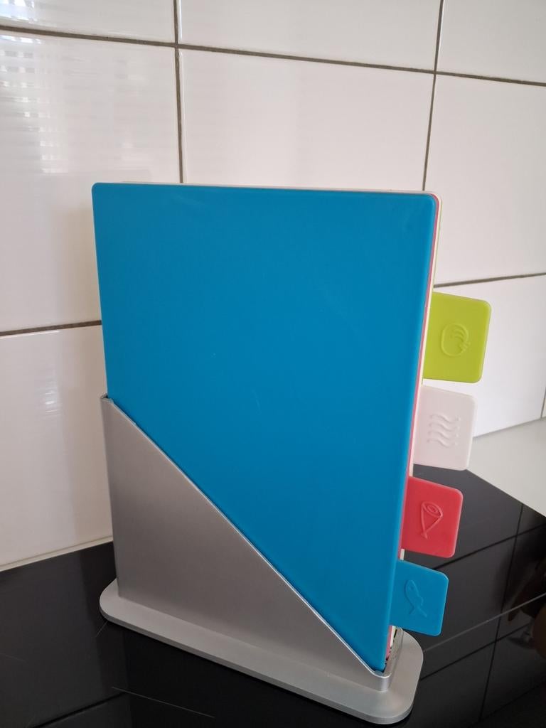 Houder met set van vier kunststof snijplanken., Kunststof, Snij-/serveerplank, Ophalen of Verzenden, Zo goed als nieuw