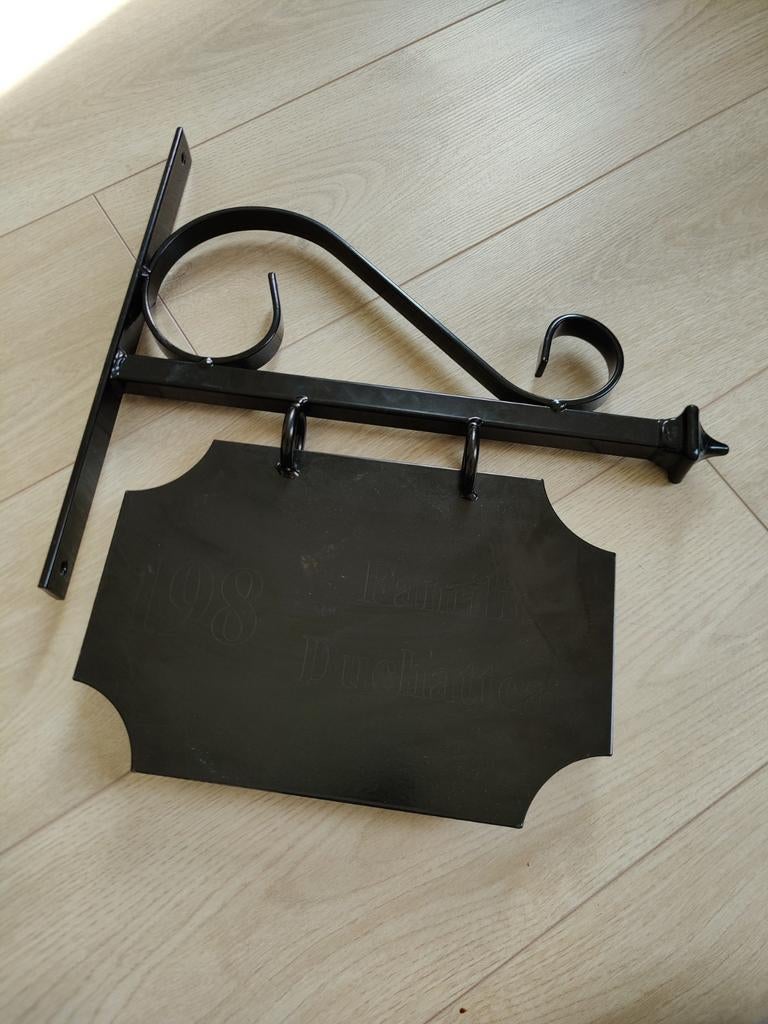 Zwart metalen uithangbord met beugel, Huis en Inrichting, Ophalen of Verzenden